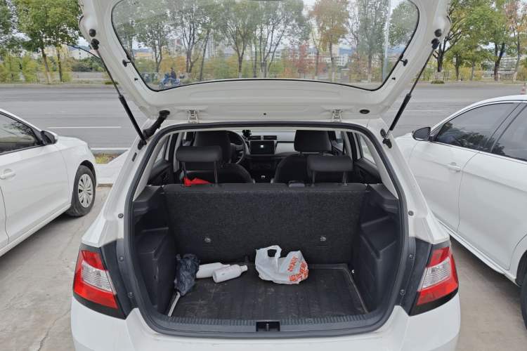 Used Skoda Fabia 2015 1.4L Automatic Front-Drive Model Trunk