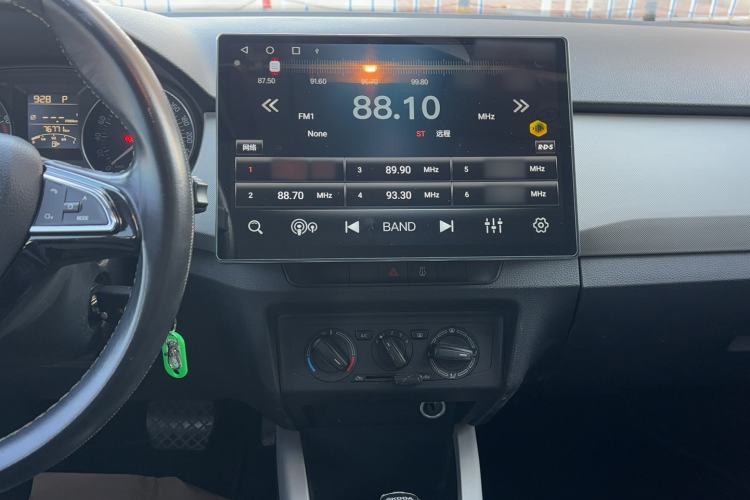 Used Skoda Fabia 2015 1.6L Automatic Sport Edition Audio And AC Panel