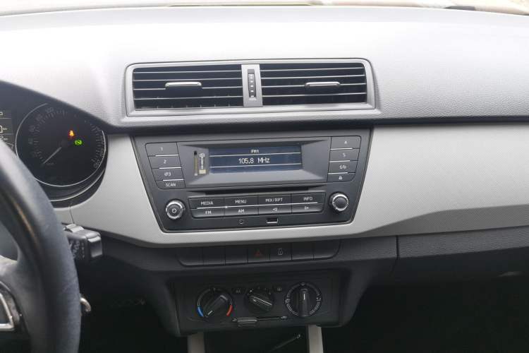 Used Skoda Fabia 2015 1.6L Automatic Sport Edition Audio And AC Panel