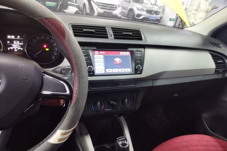 Used Skoda Fabia 2015 1.6L Automatic Sport Edition Audio And AC Panel