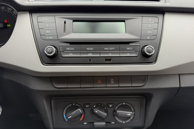 Used Skoda Fabia 2015 1.6L Automatic Sport Edition Audio And AC Panel