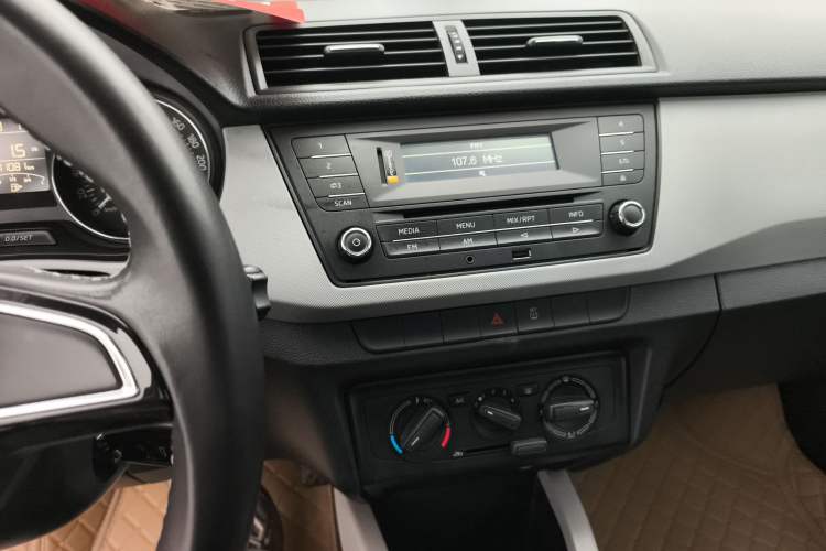 Used Skoda Fabia 2015 1.6L Automatic Sport Edition Audio And AC Panel