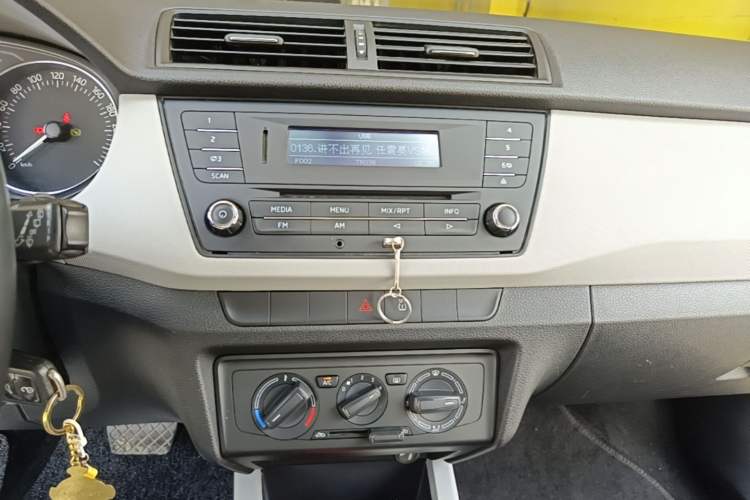 Used Skoda Fabia 2015 1.6L Automatic Sport Edition Audio And AC Panel