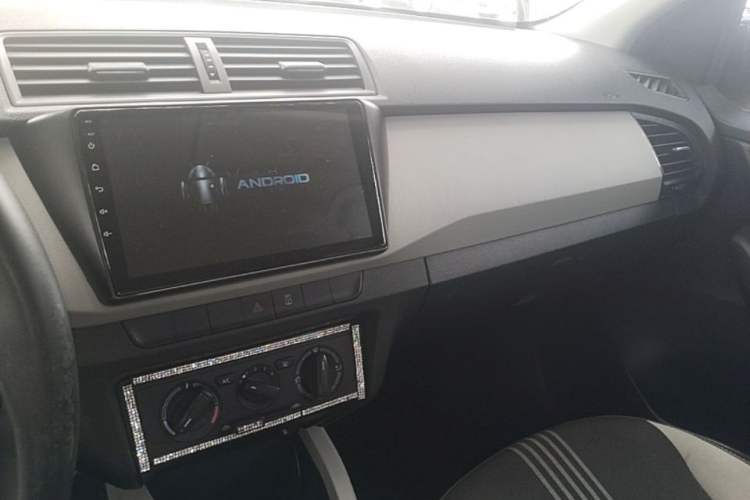 Used Skoda Fabia 2015 1.6L Automatic Chuanxing Edition Audio And AC Panel