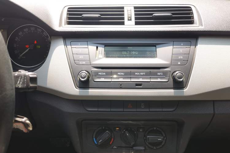 Used Skoda Fabia 2015 1.6L Automatic Sport Edition Audio And AC Panel