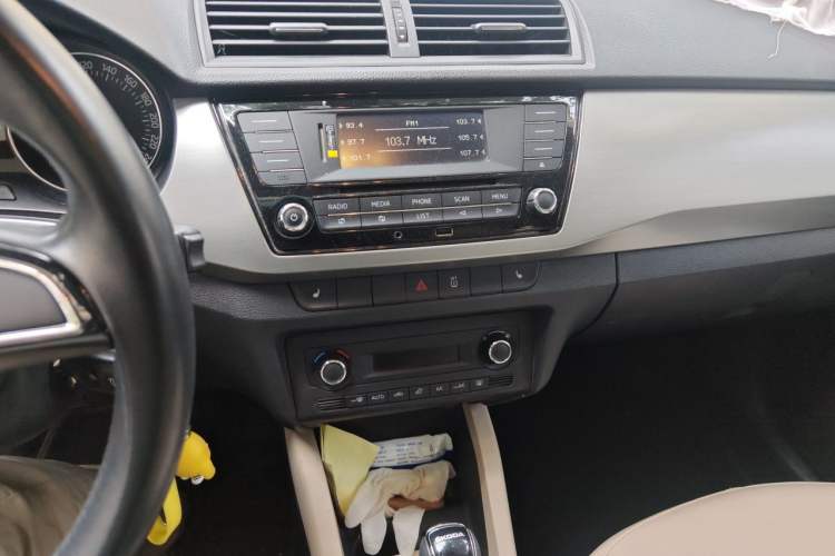 Used Skoda Fabia 2015 1.6L Automatic Smart Drive Edition Audio And AC Panel