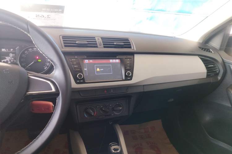 Used Skoda Fabia 2015 1.6L Automatic Sport Edition Audio And AC Panel