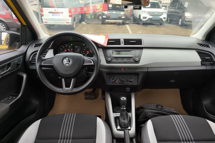 Used Skoda Fabia 2015 1.6L Automatic Sport Edition Center Console
