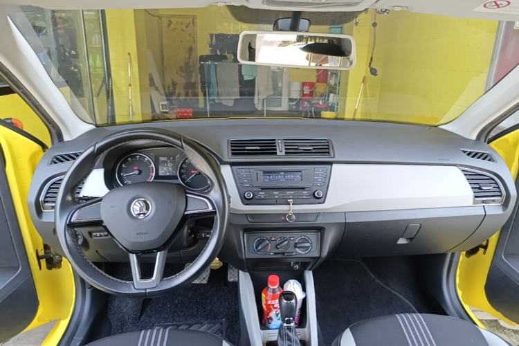 Used Skoda Fabia 2015 1.6L Automatic Sport Edition Center Console