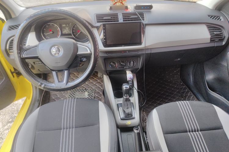 Used Skoda Fabia 2015 1.6L Automatic Sport Edition Center Console