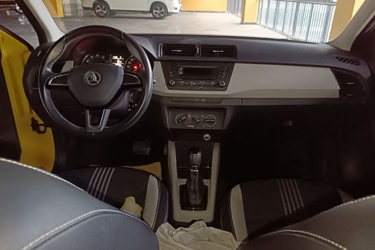 Used Skoda Fabia 2015 1.6L Automatic Sport Edition Center Console