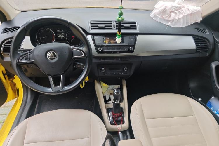 Used Skoda Fabia 2015 1.6L Automatic Smart Drive Edition Center Console