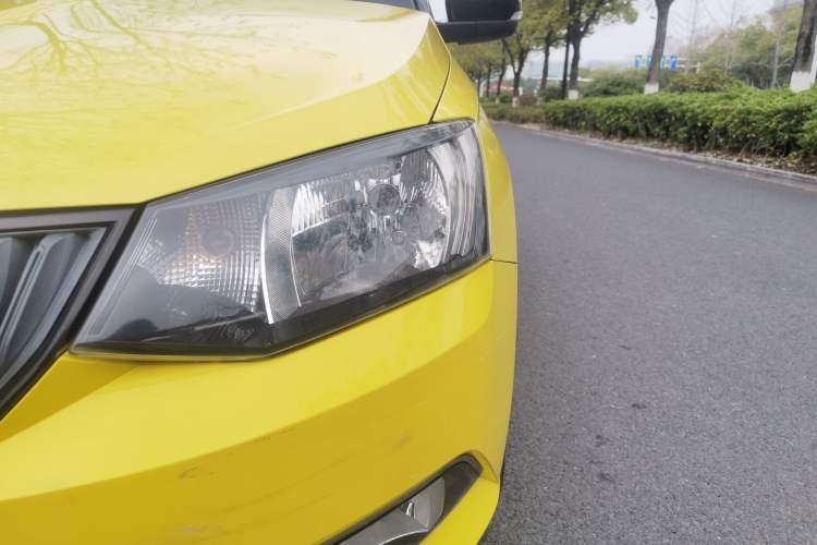 Used Skoda Fabia 2015 1.6L Automatic Sport Edition Exterior 3