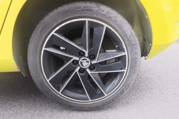 Used Skoda Fabia 2015 1.6L Automatic Sport Edition Exterior 4