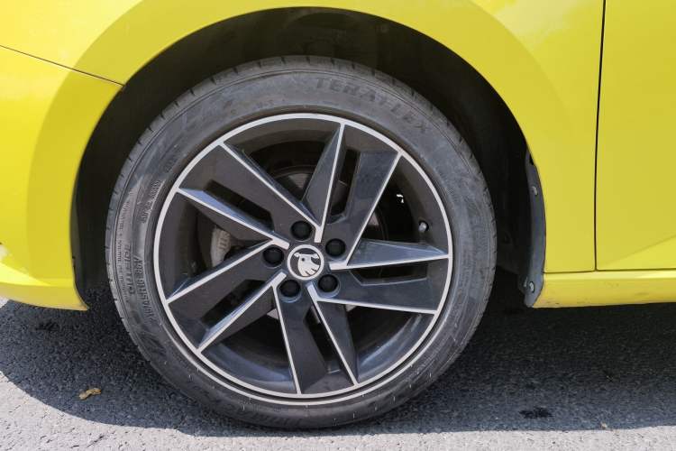 Used Skoda Fabia 2015 1.6L Automatic Sport Edition Exterior 5