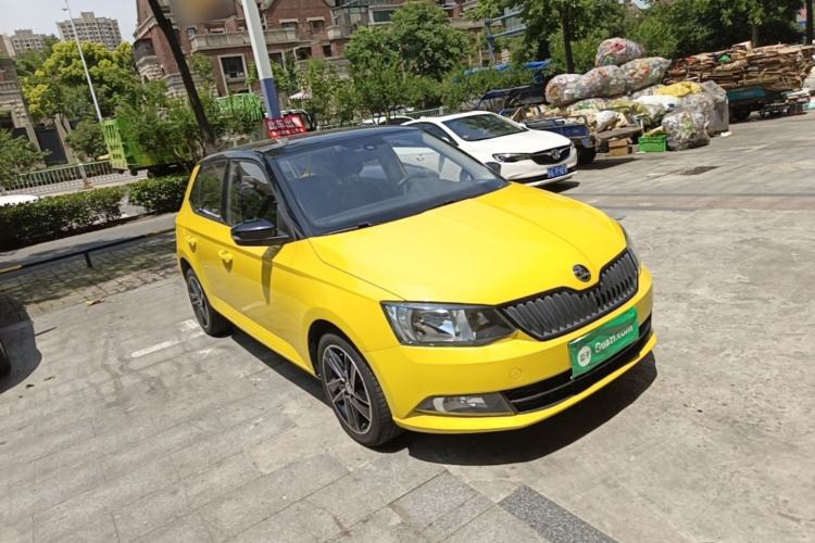 Used Skoda Fabia 2015 1.6L Automatic Sport Edition Front Right 45 Deg