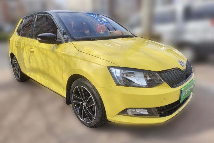 Used Skoda Fabia 2015 1.6L Automatic Sport Edition Front Right 45 Deg