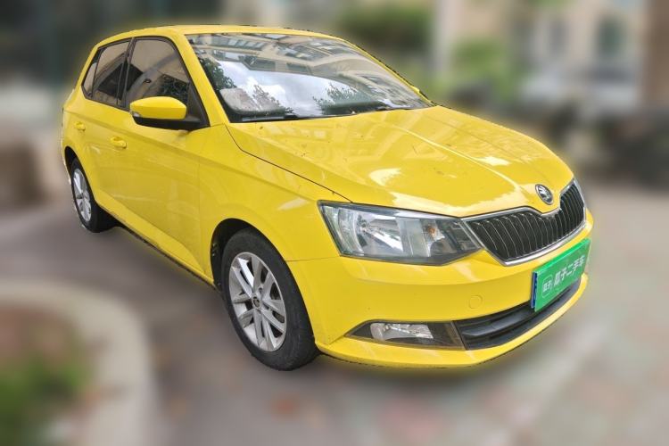 Used Skoda Fabia 2015 1.6L Automatic Smart Drive Edition Front Right 45 Deg