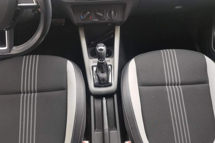 Used Skoda Fabia 2015 1.6L Automatic Sport Edition Gear Lever