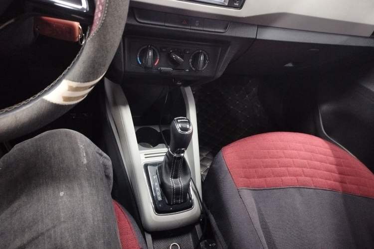 Used Skoda Fabia 2015 1.6L Automatic Sport Edition Gear Lever