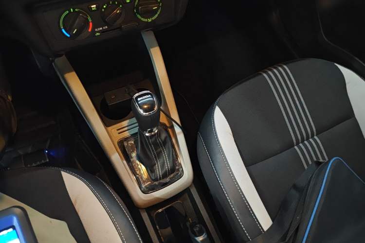 Used Skoda Fabia 2015 1.6L Automatic Sport Edition Gear Lever