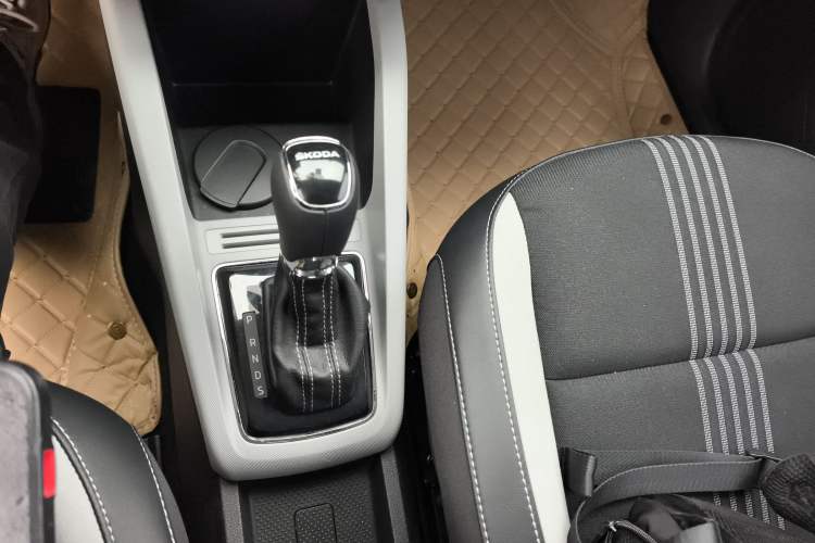 Used Skoda Fabia 2015 1.6L Automatic Sport Edition Gear Lever