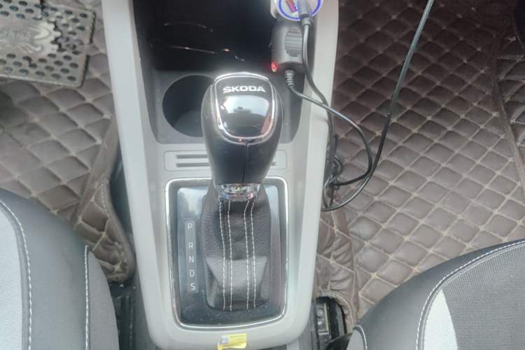 Used Skoda Fabia 2015 1.6L Automatic Sport Edition Gear Lever