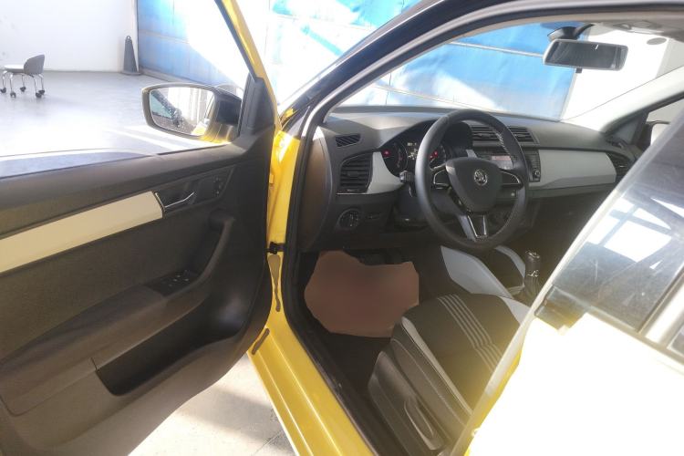 Used Skoda Fabia 2015 1.6L Automatic Sport Edition Interior 3