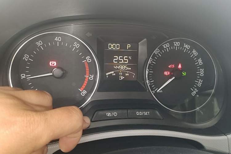 Used Skoda Fabia 2015 1.6L Automatic Chuanxing Edition Odometer Close Up