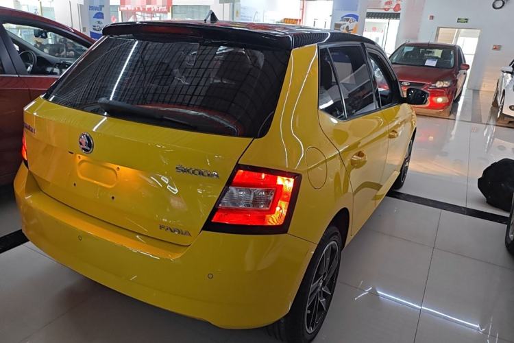 Used Skoda Fabia 2015 1.6L Automatic Sport Edition Rear Right 45 Deg