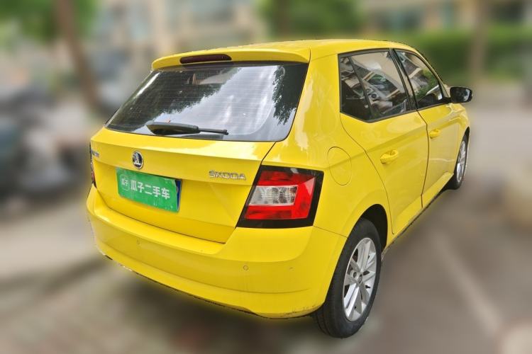 Used Skoda Fabia 2015 1.6L Automatic Smart Drive Edition Rear Right 45 Deg