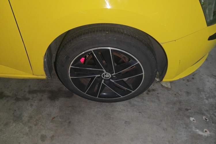 Used Skoda Fabia 2015 1.6L Automatic Sport Edition Right Front Wheel Hub