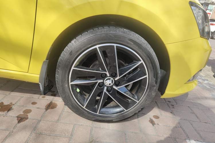 Used Skoda Fabia 2015 1.6L Automatic Sport Edition Right Front Wheel Hub