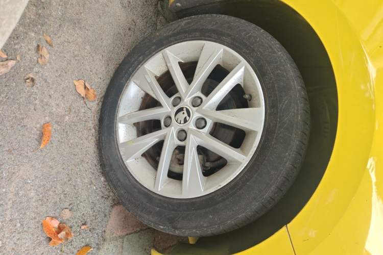Used Skoda Fabia 2015 1.6L Automatic Smart Drive Edition Right Front Wheel Hub