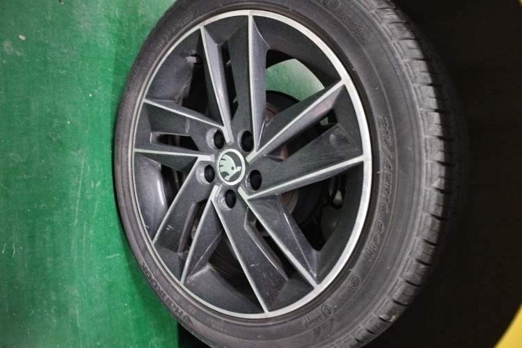 Used Skoda Fabia 2015 1.6L Automatic Sport Edition Right Rear Wheel Hub
