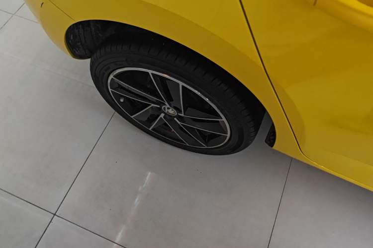 Used Skoda Fabia 2015 1.6L Automatic Sport Edition Right Rear Wheel Hub