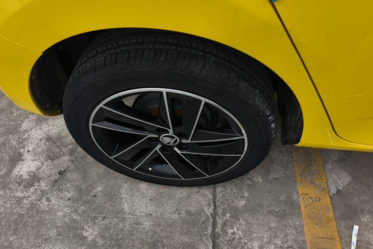 Used Skoda Fabia 2015 1.6L Automatic Sport Edition Right Rear Wheel Hub