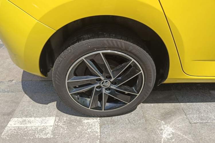 Used Skoda Fabia 2015 1.6L Automatic Sport Edition Right Rear Wheel Hub