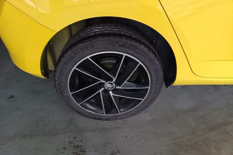 Used Skoda Fabia 2015 1.6L Automatic Sport Edition Right Rear Wheel Hub