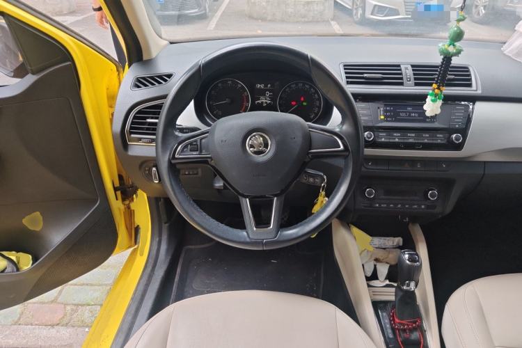 Used Skoda Fabia 2015 1.6L Automatic Smart Drive Edition Steering Wheel
