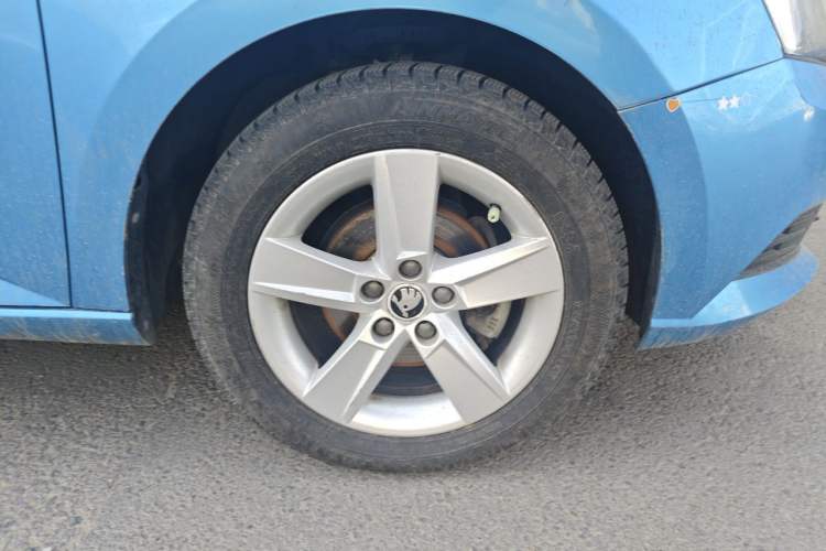 Used Skoda Fabia 2016 1.4L Automatic Car Enjoy Edition Right Front Wheel Hub
