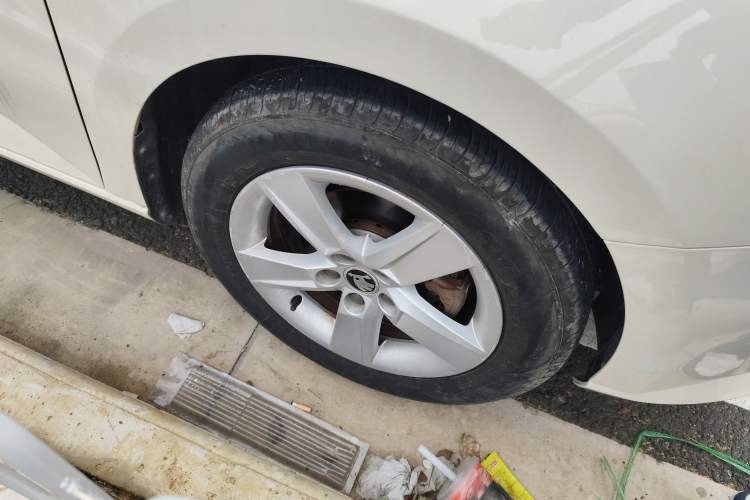 Used Skoda Fabia 2016 1.4L Automatic Car Enjoy Edition Right Front Wheel Hub