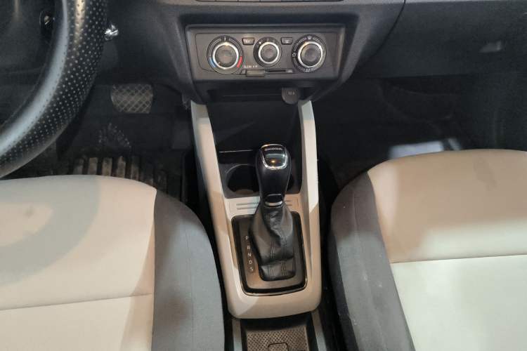 Used Skoda Fabia 2016 1.4L Automatic Car Enjoy Edition Gear Lever