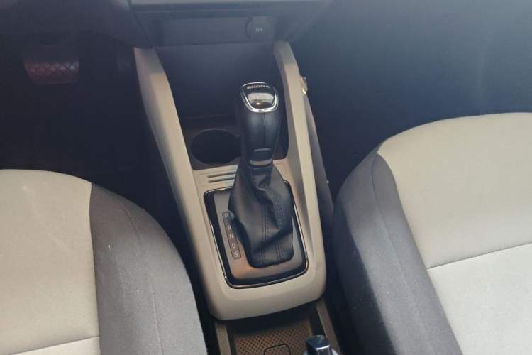 Used Skoda Fabia 2016 1.4L Automatic Car Enjoy Edition Gear Lever
