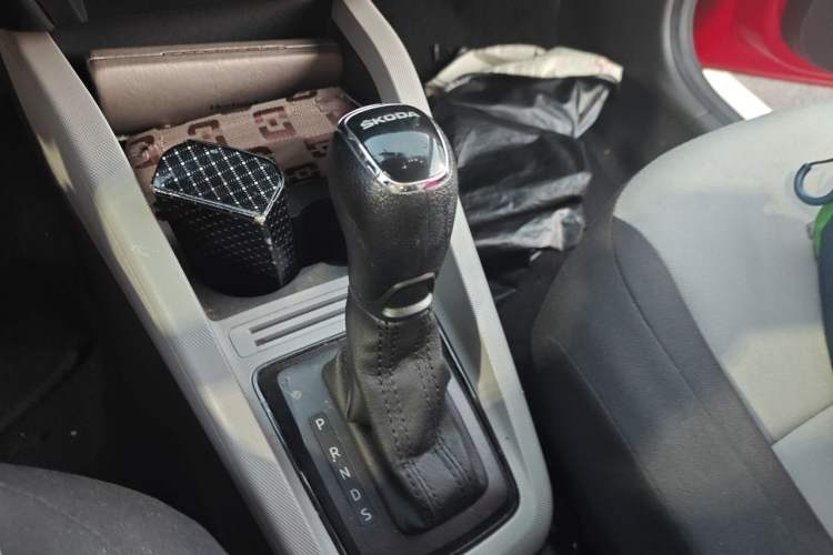 Used Skoda Fabia 2016 1.4L Automatic Car Enjoy Edition Gear Lever