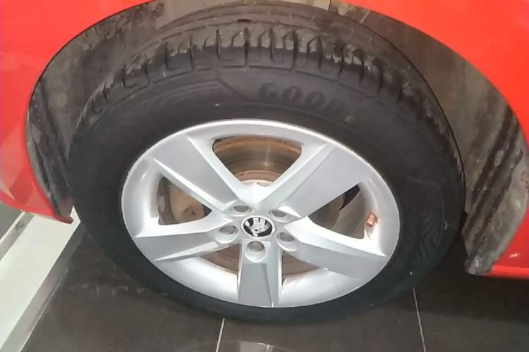 Used Skoda Fabia 2016 1.4L Automatic Car Enjoy Edition Left Front Wheel Hub