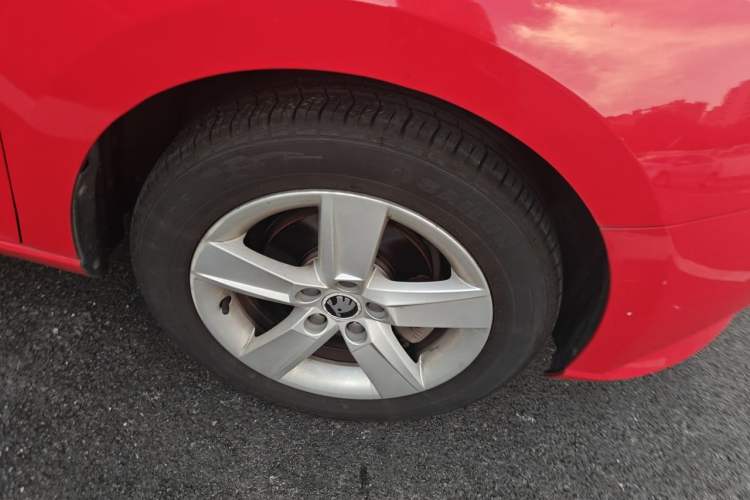 Used Skoda Fabia 2016 1.4L Automatic Car Enjoy Edition Right Front Wheel Hub