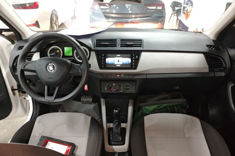 Used Skoda Fabia 2016 1.4L Automatic Car Enjoy Edition Center Console