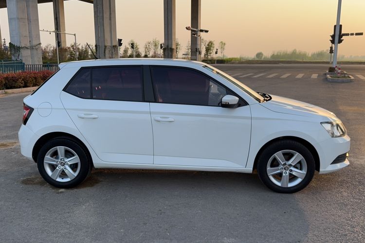 Used Skoda Fabia 2016 1.4L Automatic Car Enjoy Edition Exterior 2