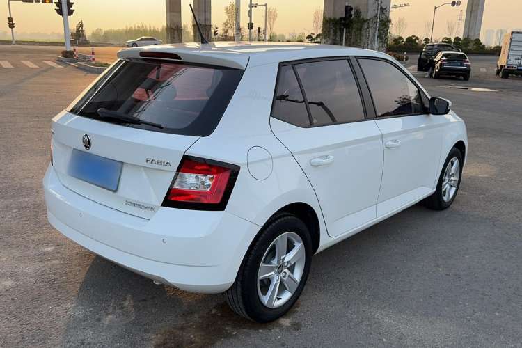 Used Skoda Fabia 2016 1.4L Automatic Car Enjoy Edition Exterior 3